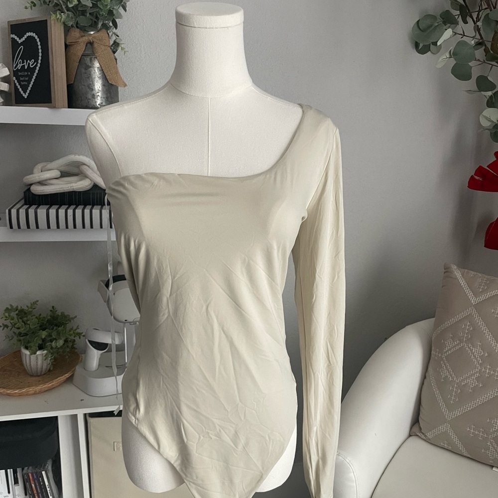 Lululemon NULU  One-Shoulder long sleeve Bodysuit in color Mojave tan